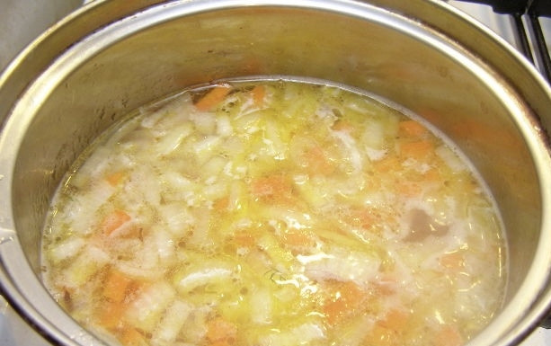 1. Этап. Рисовый суп с курицей: Бульон доведите до кипения. Курочку из него выньте. Добавьте рис, снова доведите до кипения. Потом добавляем обжаренные лук с морковкой. Всё снова доводим до кипения. Теперь добавляем картошку и прикрываем кастрюлю с ингредиентами крышкой. Варим суп на протяжении 15-20 минут (картофель должен быть полностью готов).