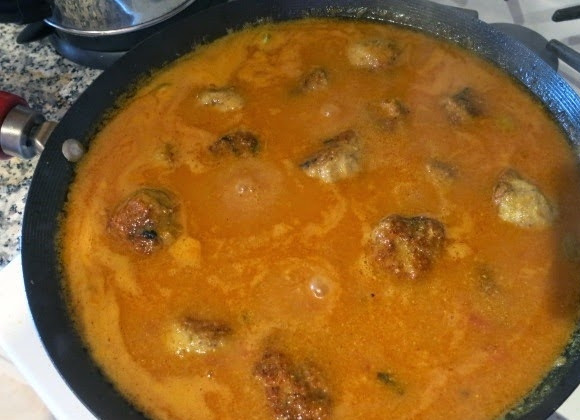 1. Этап. Фрикадельки с сюрпризом: 11. И выложите в соус обжаренные фрикадельки. На среднем огне оставьте тушиться до готовности, около 8-10 минут в случае с куриным фаршем, как в данном рецепте, и чуть больше, если фарш свиной.