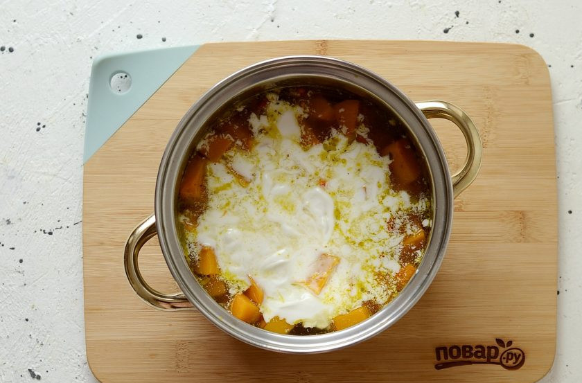 1. Этап. Тыквенный суп в тайском стиле: Влейте бульон и коксовое молоко. Доведите до кипения, варите 10 минут.