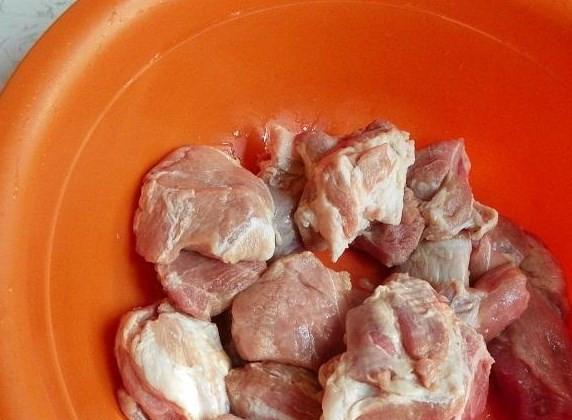 1. Этап. Быстрый маринад для шашлыка: Мясо порезали.