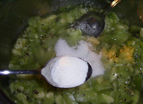 1. Этап. Варенье из киви: Добавляем к фруктам ложку желатина.