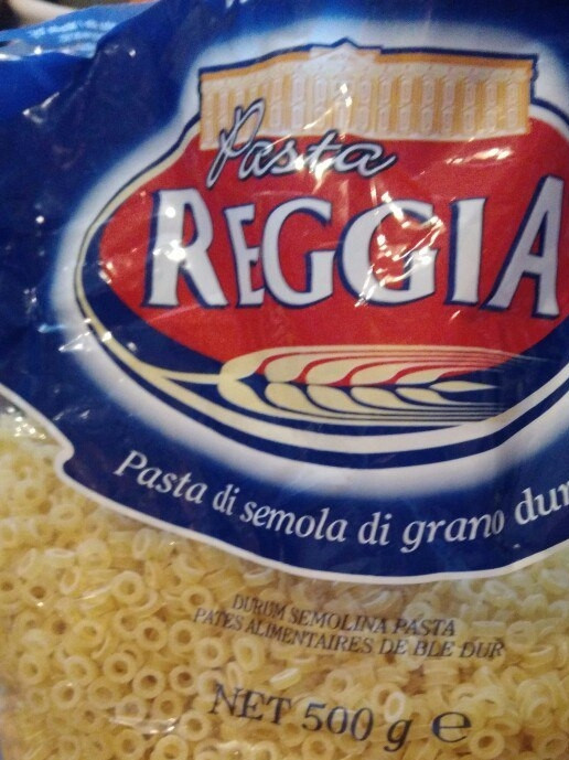 1. Этап. Суп с куриными фрикадельками и овощами: 8. Суп с фрикадельками очень хорошо сочетается с макаронными изделиями. Я варила супчик для ребенка, поэтому добавила мелкие макаронные изделия. Если любите крупы, то можно сварить суп с гречкой или рисом. В зависимости от размера макаронных изделий и определяется количество времени, за сколько их добавлять в суп. Например, такие мелкие, нужно засыпать в самом конце. Если макароны покрупнее, то добавляйте их сразу, после закипания фрикаделек.