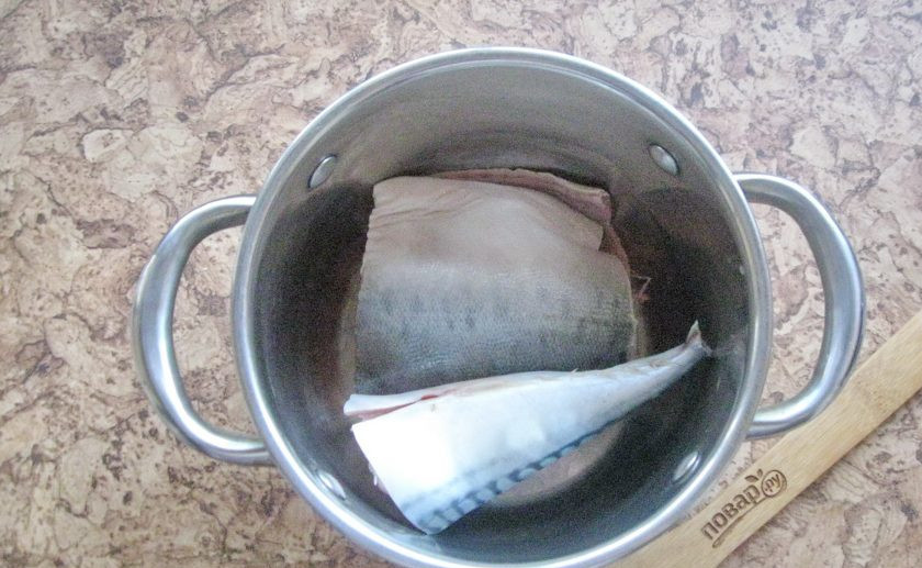 1. Этап. Паштет из скумбрии и горбуши: Скумбрию и горбушу выпотрошите, удалите плавники и тщательно помойте внутри и снаружи. Отрежьте куски по 300 грамм и выложите в кастрюлю.