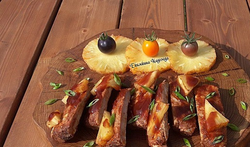 1. Этап. Свиные ребрышки с ананасом: Подавать с соусом и с кусочками ананаса и посыпав зеленым луком.