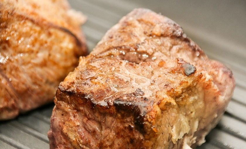 1. Этап. Полендвица с картошкой: 3. Выкладываю кусочки на противень, отправляю их в духовку на 30-40 минут при температуре в 200-220 градусов.