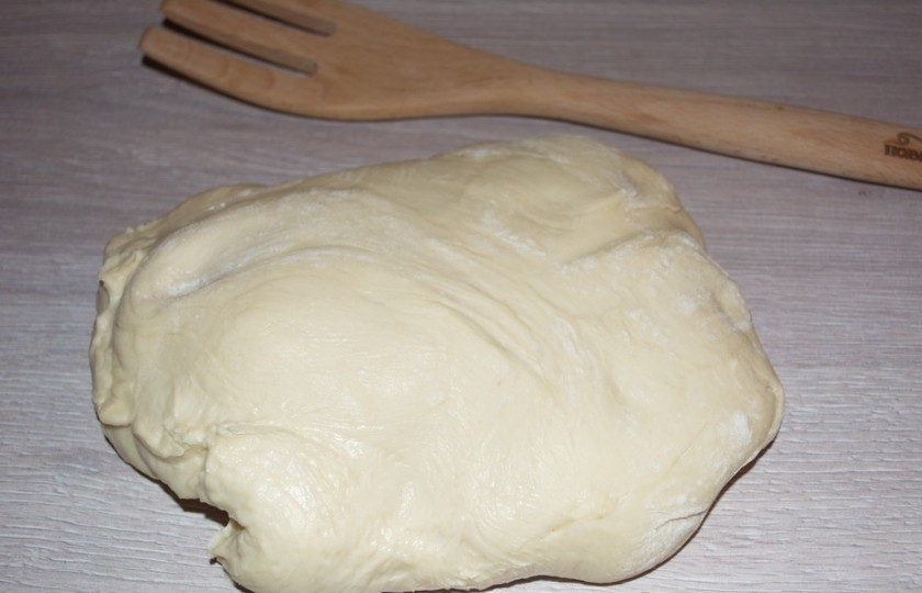 1. Этап. Сдобное дрожжевое тесто: Тесто выложите на стол. Слегка обомните его. Далее и из такого теста можно готовить пирожки, пироги, булочки.