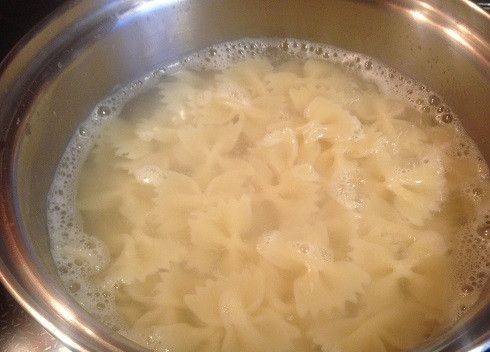 1. Этап. Салат с пастой, баклажанами и брынзой: 1. Если у вас нет отваренной пасты, быстренько ее сварим :)