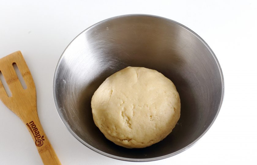 1. Этап. Песочный пирог: Затем добавляя по 1 ст.л. холодной воды, вымешивайте тесто, пока оно не соберется в шар.