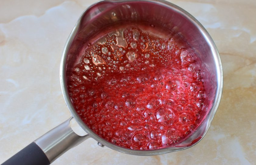 1. Этап. Медовые леденцы: Сироп станет очень густой и будет много пузырей. Снимите ковш с огня и помешивайте массу, чтобы ушли пузыри.