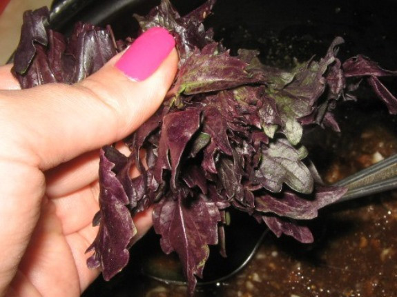 1. Этап. Баранина с базиликом: Базилик порвите руками и добавьте в маринад.