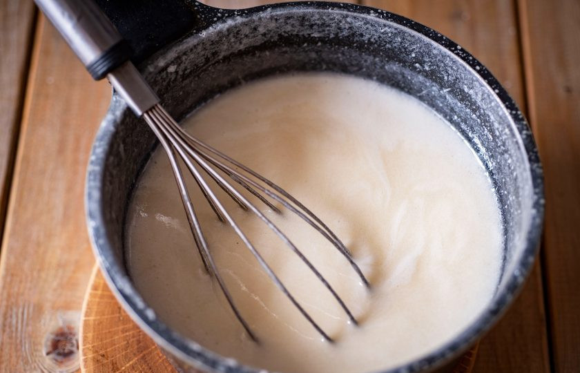 1. Этап. Щербет молочный: Варите на небольшом огне с момента закипания 30 минут, постоянно помешивая венчиком или ложкой. В районе тридцатой минуты смесь должна приобрести кремовый оттенок.