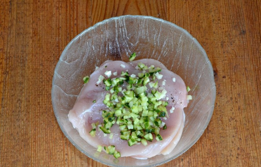 1. Этап. Куриная грудка на мангале: И мелко нарезанный огурчик.