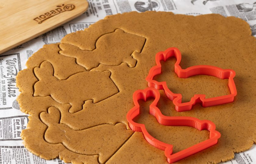 1. Этап. Имбирное печенье на год Кролика: Затем с помощью формочек вырежьте печенье в форме кроликов. Остатки теста я тоже раскатываю и вырезаю другие формы для разнообразия. Выпекайте печенье в разогретой до 180 градусов духовке 10-12 минут до легкого коричневого цвета. Затем полностью остудите на противне.