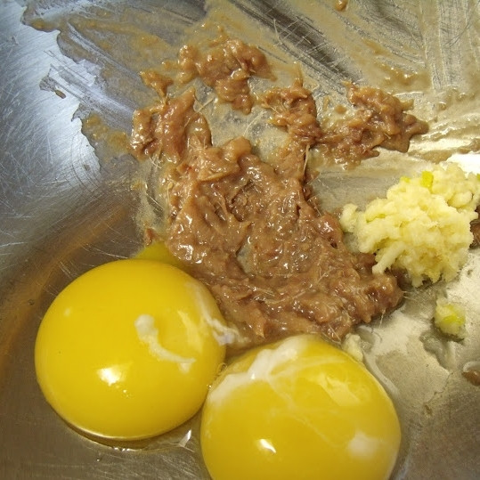 1. Этап. Соус Цезарь: Добавляем измельченный (я пропускаю через давилку) чеснок и 2 желтка.