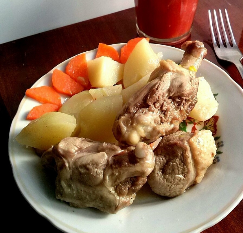 1. Этап. Утка, тушенная с картошкой: После звукового сигнала скорее зовите своих родных к столу на вкусный обед. Приятного аппетита!