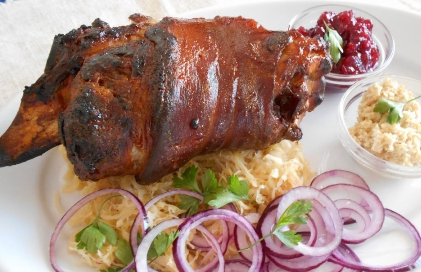 1. Этап. Свиная ножка по-баварски: 8. Готовую ногу подаем с овощами. Приятного аппетита!