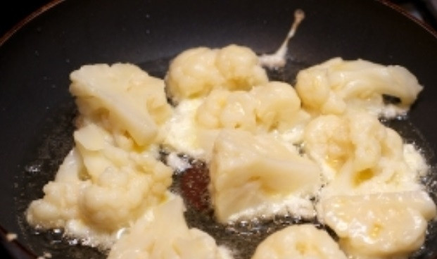 1. Этап. Жареная цветная капуста с яйцом: 6. На сковороде разогреть немного растительного масла. Каждый кусочек капусты окунать в яичную смесь и отправлять на сковороду.