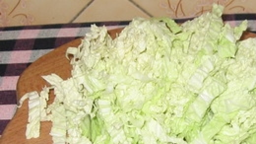 1. Этап. Салат Цезарь с пекинской капустой: Пекинскую капусту порезать крупной соломкой