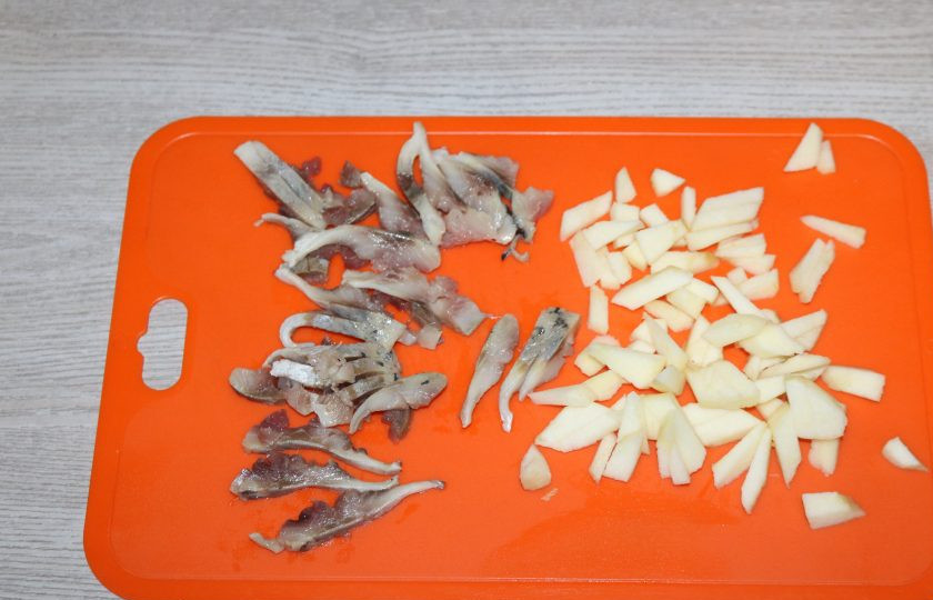 1. Этап. Салат Бабушкин: Сельдь почистите, сделайте филе. Яблоко и селёдку нарежьте соломкой.