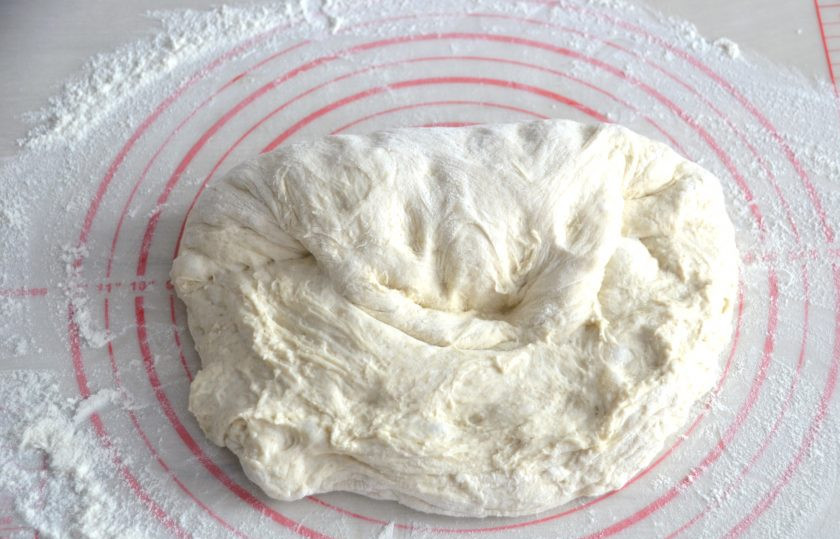 1. Этап. Пшеничный хлеб на ржаной закваске: Сделайте один оборот как бы сворачивая тесто в рулет.