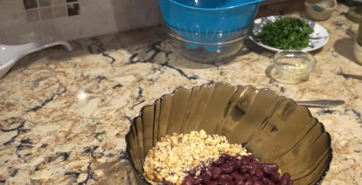 1. Этап. Лобио из консервированной фасоли: Орехи порубите ножом. В глубокую емкость выкладываем фасоль и орехи.