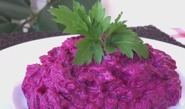 1. Этап. Салат из свеклы (просто, но вкусно): 7. Когда первый вариант салата со свеклой и чесноком настоялся, подайте его на стол, украсив зеленью. Приятного аппетита!