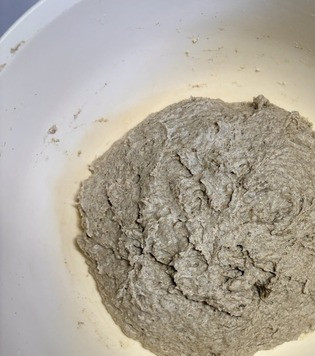 1. Этап. Ржаные булочки  Быстрые: Силиконовой лопаткой собрать тесто до однородности. Тесто гуще, чем на оладьи, не растекается, но очень липкое. Смотрите на консистенцию, может понадобиться больше или меньше муки. Не нужно тщательно вымешивать тесто, иначе не будет этих эффектных крупных дырочек, что видны на срезе, тесто перемешивается до исчезновения сухой муки и на этом- СТОП! Накрыть чашку с тестом и убрать в тёплое место для подъёма.