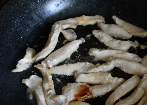 1. Этап. Завертон с индейкой и маринованными овощами: На горячую сковороду наливаем масло, кладём индейку так, чтобы она была в один слой. На среднем огне обжариваем индейку, добавляем соевый соус, обжариваем 15 минут до готовности.