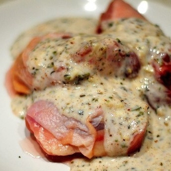 1. Этап. Маринованная в кефире курица с картофелем: Заливаем бедра полученным маринадом, маринуем хотя бы 20-30 минут.