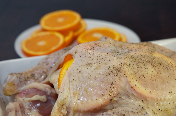 1. Этап. Курица под сладким соусом: 4. Постарайтесь протолкнуть дольки как можно дальше, при этом не повредив кожицу.