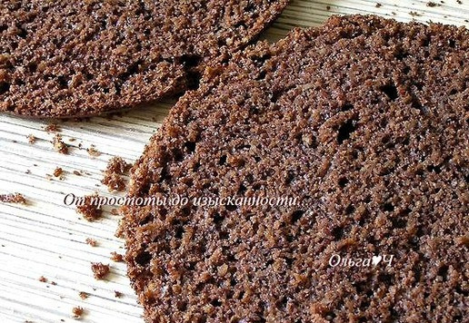 1. Этап. Шоколадный торт с ягодами: Разрежьте на 2 коржа.