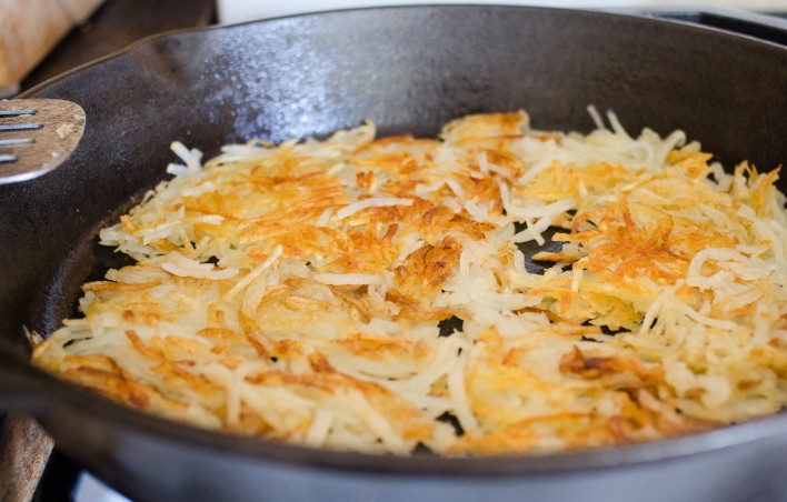 1. Этап. Драники (вариант для ленивых): 8. Посолите и поперчите по вкусу. Вот такой вариант для ленивых драников. Приятного аппетита!