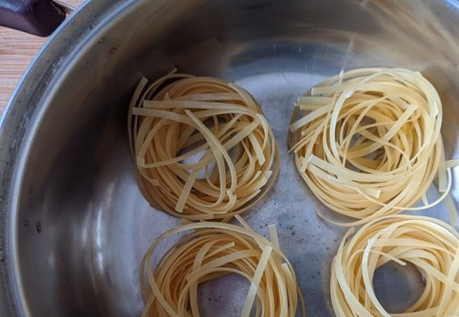 1. Этап. Гнёзда, фаршированные тунцом и шампиньонами: Для приготовления берём макаронные изделия 