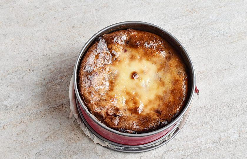 1. Этап. Черничный пирог со сметанной заливкой: Готовый пирог остудите в форме. Затем уберите в холодильник на час. Затем аккуратно снимите верхнее кольцо формы.