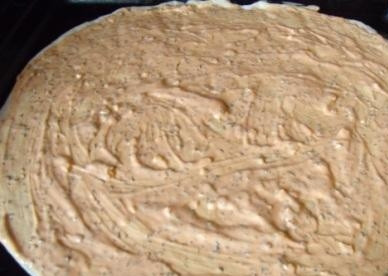 1. Этап. Пицца с ветчиной и ананасами: 3. Порежьте ветчину и ананасы на небольшие кусочки. Отдельно натрите сыр на терке. Смажьте маслом противень. Тонко раскатайте тесто и перенесите его на противень.