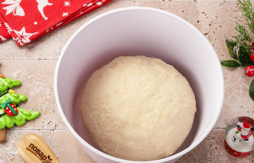 1. Этап. Новогодний торт Зеленая Змея: Готовое тесто должно быть мягкое и пластичное.