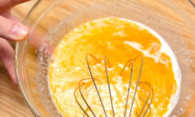 1. Этап. Быстрый лимонный пирог: 8. В глубокую мисочку отправьте желтки, молоко, сахар. Взбейте как следует, затем добавьте кукурузный крахмал и еще раз перемешайте. Добавить в рецепт приготовления быстрого лимонного пирога можно для аромата ваниль.