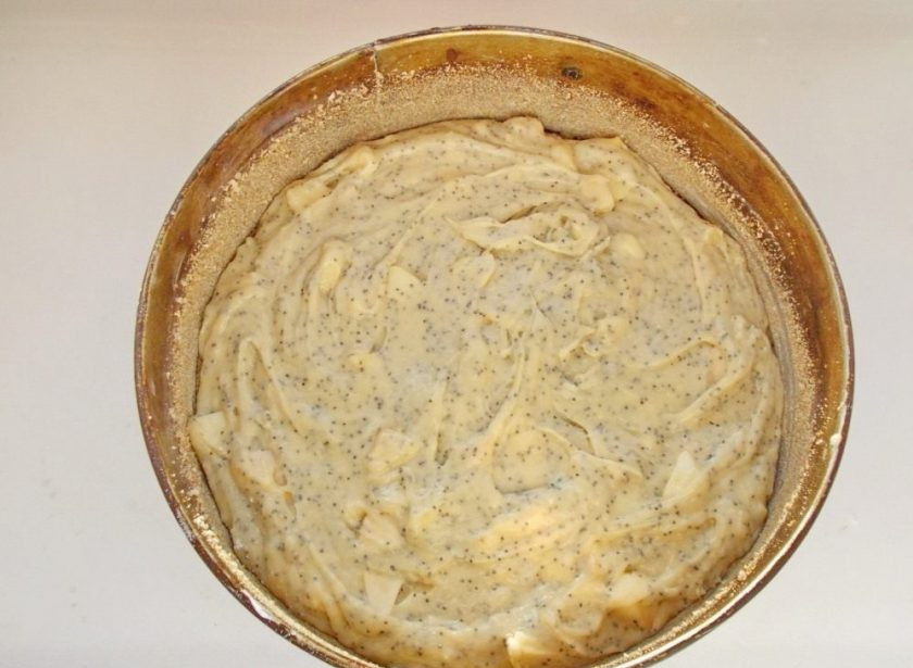 1. Этап. Яблочный маковый пирог: Выложите тесто в форму для запекания, разровняйте ложкой и отправьте пирог в разогретую духовку.