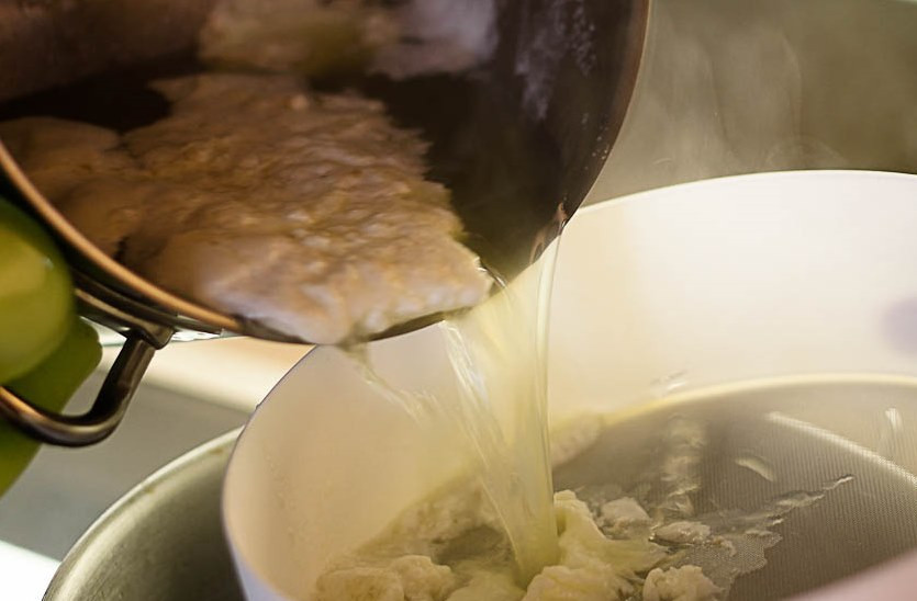 1. Этап. Прозрачный рыбный суп: Кипятим бульон 3-4 минуты. Белки должны свернуться и собрать всю муть из бульона. Затем бульон снова процеживаем.