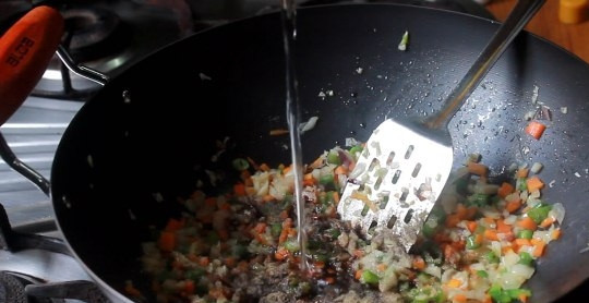 1. Этап. Жареный рис с овощами: 7. И уксус.