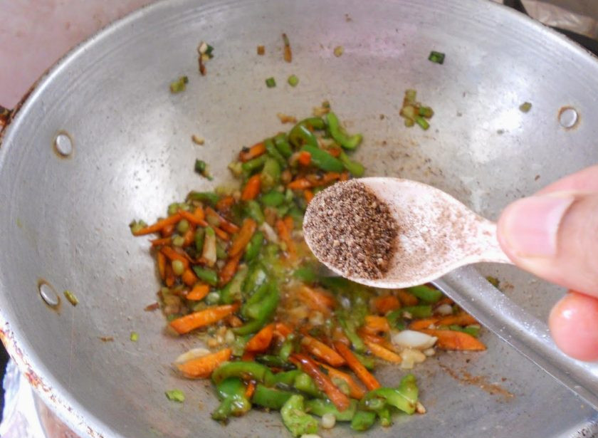 1. Этап. Китайская лапша с курицей: 7. Через 1-2 минуты добавьте в вок зеленый перец, перемешайте. Поперчите овощи в сковороде и перемешайте.