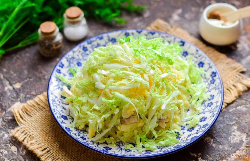 1. Этап. Салат Лебединый пух с пекинской капустой: Пекинскую капусту нарежьте тонкой соломкой, выложите капусту поверх всех ингредиентов. Дайте салату настояться час и подавайте к столу.