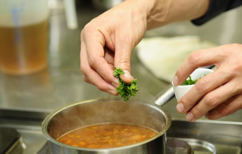 1. Этап. Суп из лисичек с фасолью: В самом конце кладем нарубленную петрушку. Варим минутку, затем снимаем с огня и подаем к столу.