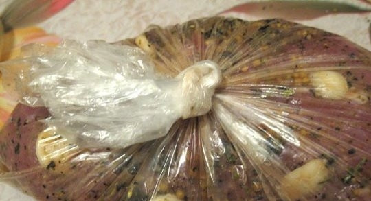 1. Этап. Говядина в фольге: Теперь перекладываем мясо с маринадом в пакет, плотно закрываем его и отправляем в холодильник на ночь.