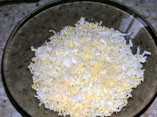 1. Этап. Корзиночки с салатом: 8. Яйца отвариваем и натираем на терке.