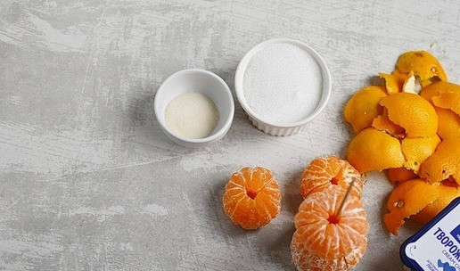 1. Этап. Мандарины в желе «Радость новогодняя»: 1. Очистите мандарины целиком и наденьте на бамбуковую шпажку. Можно использовать соломинку для коктейлей. Первая ошибка: мандаринки берите помельче и желательно без жестких перепонок. Конечно, сорта без семян. Хорошо будут клементины мелкие.