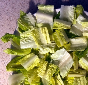 1. Этап. Салат Экзотический цветок: 6. Выкладываем листья салата на блюдо.