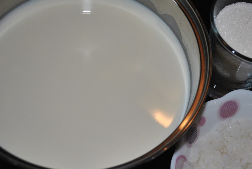 1. Этап. Рисовый пудинг турецкий: Рис отварите в воде до разваривания. Положите с сахаром в молоко и доведите до кипения.