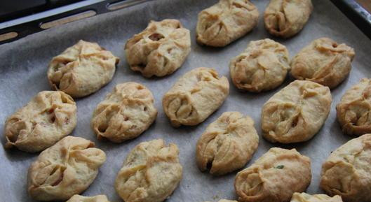 1. Этап. Пирожки с колбасой: Ставим пирожки на 20 минут в духовку 200 градусов. Готово!