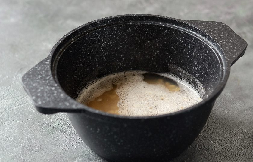 1. Этап. Овсяная каша с помидорами и сыром: Подставьте кастрюлю с водой на огонь, подсолите и доведите до кипения. Добавьте овсянку, убавьте температуру и варите 6-7 минут.